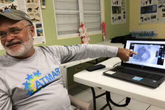 En Puerto Rico, el beneficiario de una subvención MCAF, Luis Crespo, utiliza tecnología de avanzada para proteger a las tortugas marinas.