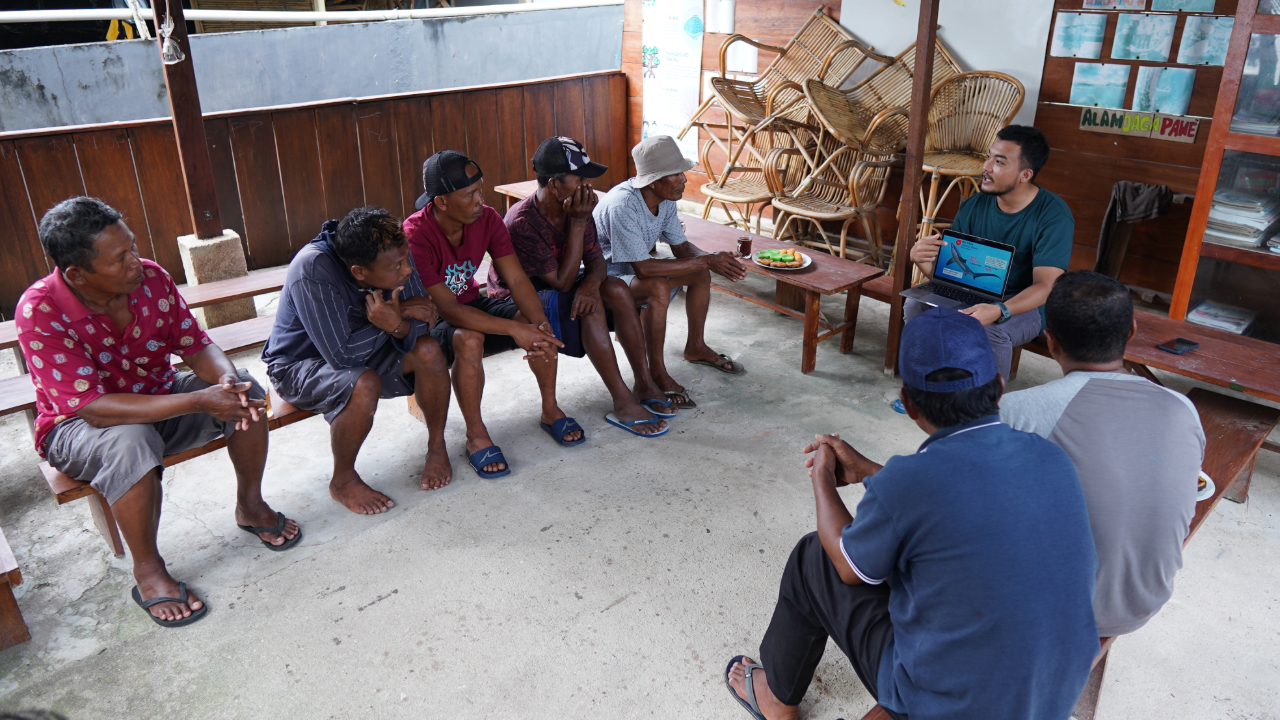 Rafid explains knowledge about thresher sharks with Rhun Fishers and exchanges learning about their fisheries and the history of Rhun Island