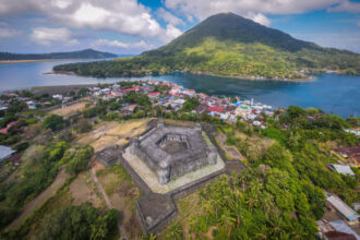 Aerial view of Banda Naira with the Fort of Belgica in the center, overlooking Gunung Api