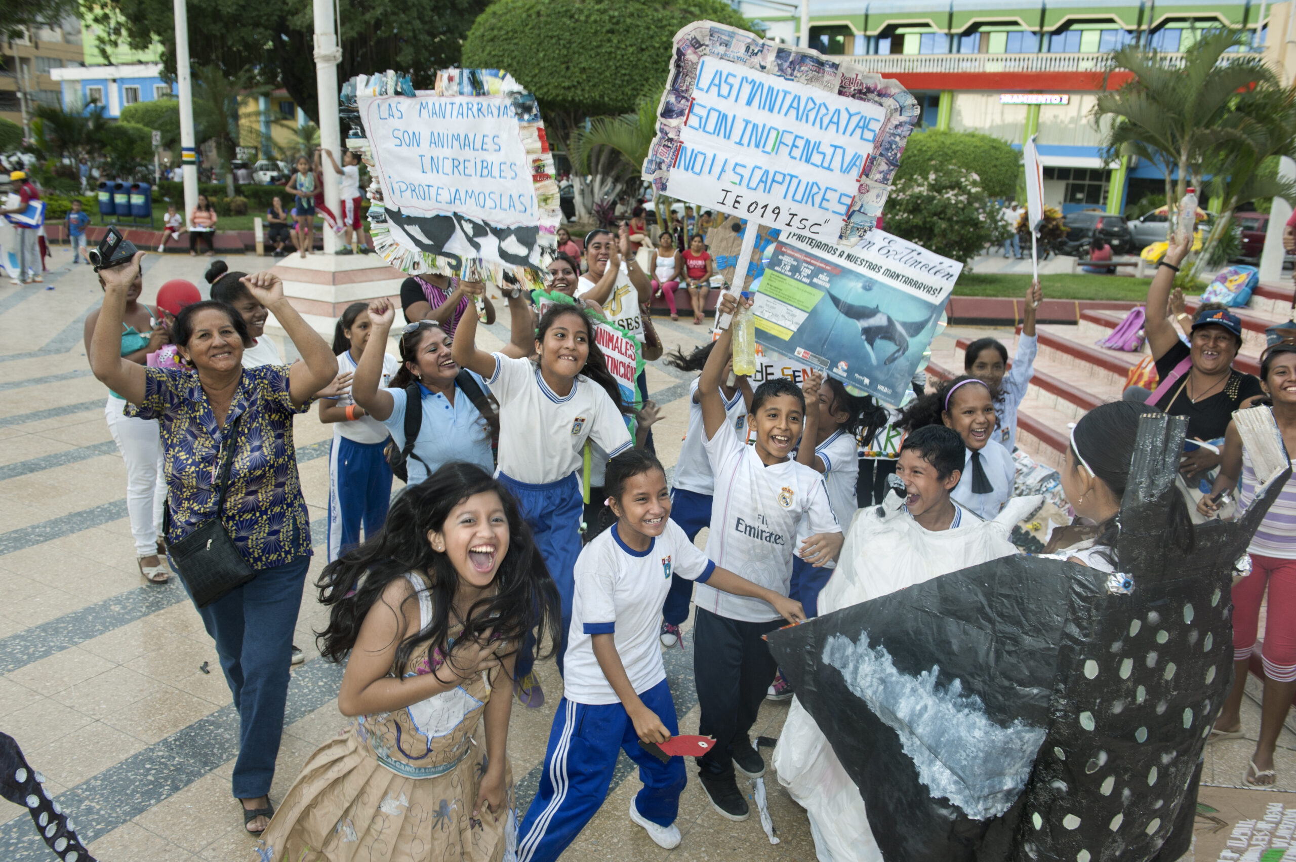 PARADE SUPPORTING MANTA RAY PROTECTION IN PERU