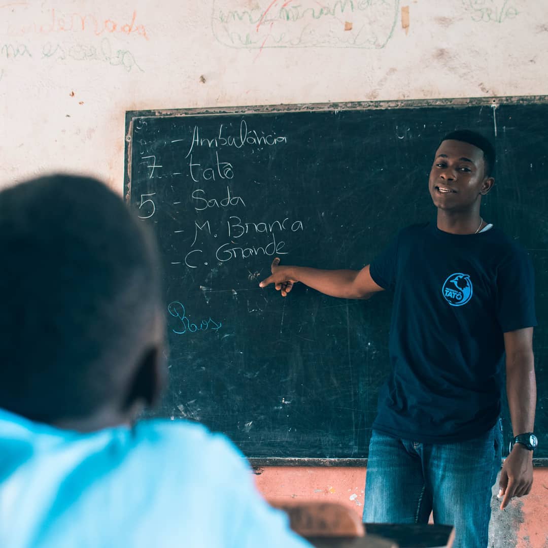 A member of the Programa Tatô team leading a lesson.